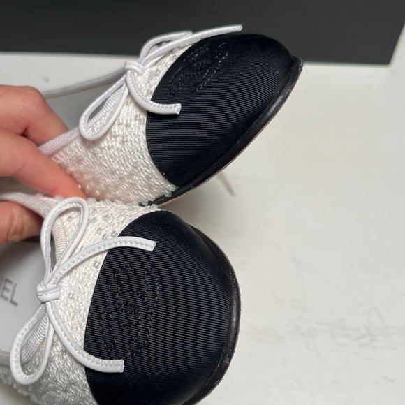 CHANEL Women's Black and Cream Pearl-Embellished Flats - Picture 2 of 13